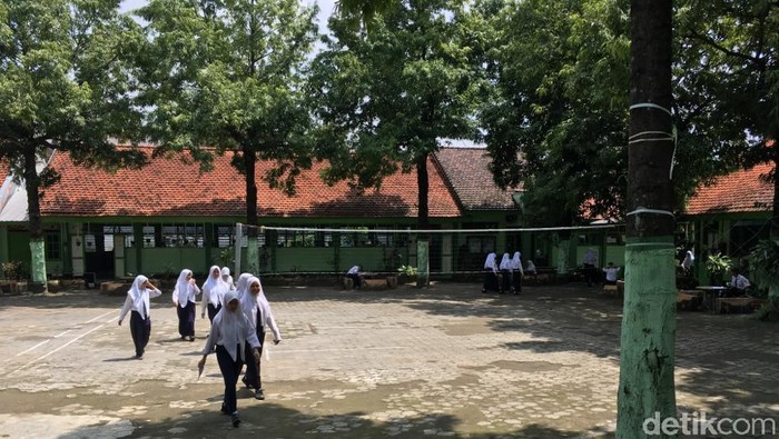 Pemkab Mojokerto belum meliburkan sekolah tingkat Paud hingga SMP untuk mencegah penyebaran virus corona. Mengapa demikian?