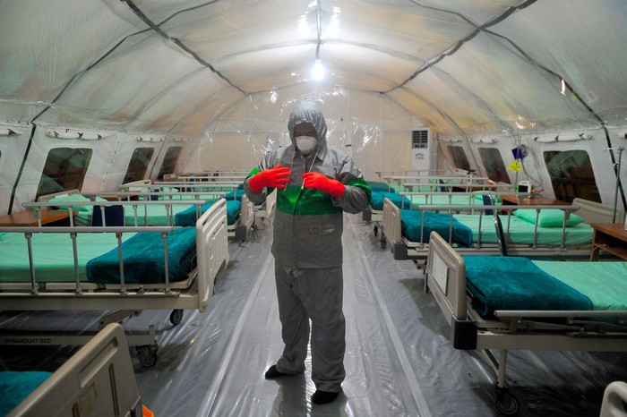 TENDA ISOLASI COVID-19 TNI DI JAMBI Anggota Tim Medis mengenakan atribut lengkap saat mengecek kesiapan alat di Tenda Isolasi Virus Corona (COVID-19), RS dr Bratanata, Denkesyah 02.04.02, Korem 042/Garuda Putih, Jambi, Senin (16/3/2020). Tenda isolasi yang didirikan Korem 042/Garuda Putih di halaman Makodim 0415/Batanghari, Kota Jambi dengan fasilitas 10 tempat tidur itu sebagai upaya mengantisipasi penyebaran COVID-19 dan sekaligus memperkuat penanganan penyebaran virus itu di Jambi. ANTARA FOTO/Wahdi Septiawan.