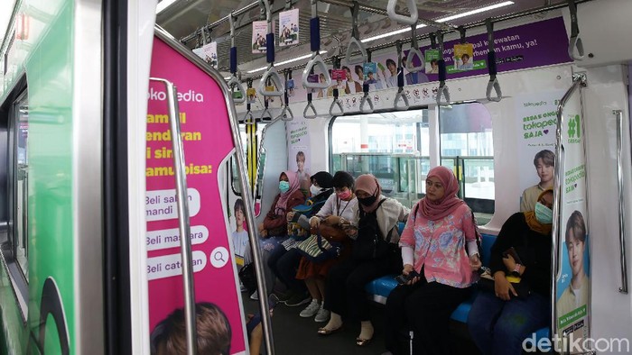 Jadwal operasional MRT dipersingkat untuk mencegah penyebaran virus corona. Pagi ini, terjadi antrian panjang di Stasiun MRT Fatmawati, Jakarta, Senin (16/3).