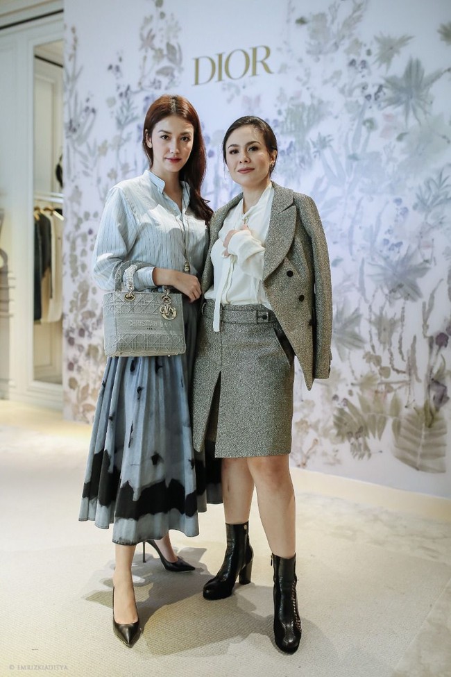 Velove Vexia dan Wulan Guritno eksis di acara preview koleksi Dior Spring-Summer 2020 yang digelar di butik Dior Plaza Indonesia baru-baru ini. Keduanya memakai busana dan aksesori dari koleksi tersebut. (Foto: dok.Dior)