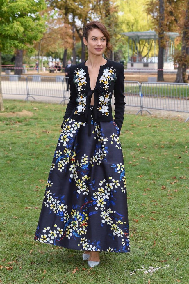 Berstatus aktris Hollywood, pemeran Camille, Bond Girl di film Quantum of Solace (2008), ini  juga eksis di berbagai perhelatan fashion. Menghadiri fashion show Elie Saab di Paris Fashion Week Spring 2020 September lalu, Olga mengandalkan gaun two-piece yang dipermanis dengan motif floral. Foto: Getty Images