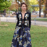 Berstatus aktris Hollywood, pemeran Camille, Bond Girl di film Quantum of Solace (2008), ini  juga eksis di berbagai perhelatan fashion. Menghadiri fashion show Elie Saab di Paris Fashion Week Spring 2020 September lalu, Olga mengandalkan gaun two-piece yang dipermanis dengan motif floral. Foto: Getty Images