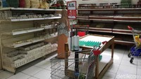 Rak toko yang menjajakan telur pun sudah ludes.