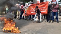 Aksi itu diwarnai dengan aksi bakar ban dan nyaris ricuh antara Massa Aksi dengan Petugas Keamanan. Mereka mendesak kasus Novel Baswedan agar segera dibuka kembali dan dituntaskan menyangkut kasus kemanusiaan. Foto: dok. GAI