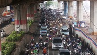 Kendaraan mengular panjang.