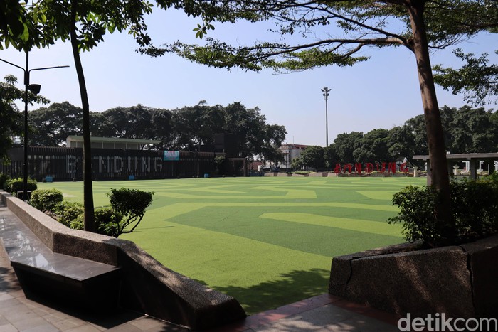 Taman Alun-alun Kota Bandung, Jawa Barat ditutup sementara. Puluhan Anggota Satpol PP Kota Bandung menjaga ketat, salah satu obyek wisata di Kota Bandung itu.