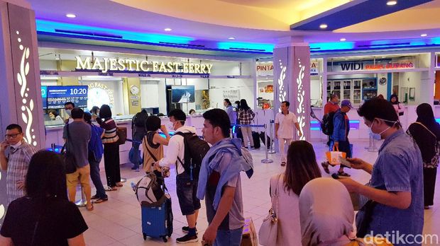 Jelang Pembatasan Masuk, Warga Batam Masih Ramai Nyeberang ke Singapura