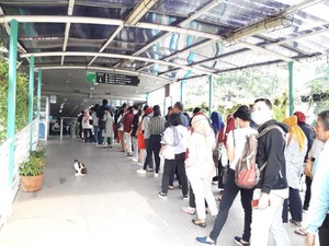 Jam Operasional Dibatasi, Penumpang TransJakarta Antre Parah