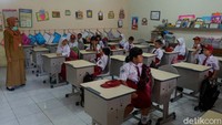 Berdasarkan pantauan detikcom di SDN 1 Krandegan, Banjarnegara, kegiatan belajar mengajar masih berjalan seperti biasanya. Sebelumnya, upacara bendara pun tetap dilakukan.