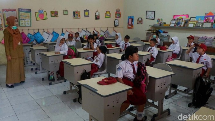 Instruksi Gubernur Jateng untuk meliburkan sekolah belum berlaku di Banjarnegara. Hari ini Senin (16/3), siswa SD dan SMP masih masuk sekolah seperti biasa.