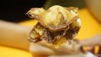 Untuk menu Waffle Cokelat Hubungan Gelap disajikan dengan egg waffle yang lembut, kemudian di atasnya diberi satu scoop es krim vanila dan lelehan cokelat Nutella yang legit. Tekstur dari wafflenya juga tidak keras dan di dalamnya masih hangat dengan rasa egg waffle yang creamy. Paduan dari es krim vanila serta manisnya Nutella membuat waffle ini cocok jadi teman nongkrong. Foto: doc. detikfood