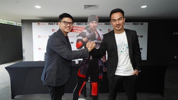 Christian Wihananto selaku Produser dari Garena Free Fire dan Joe Taslim, aktor berfoto bersama dalam konferensi pers Garena Free Fire hadirkan karakter Joe Taslim ke dalam Game Bertaraf Internasional, Minggu (15/2).