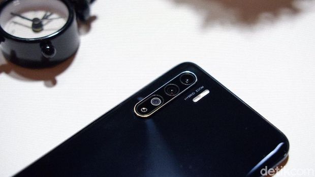 Empat kamera terpasang di bagian belakang Oppo Reno3