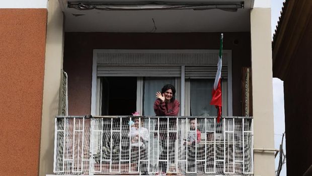 Warga Italia Main Musik dari Rumah Masing-masing di Tengah Wabah Corona