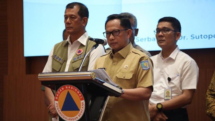 Mendagri Tito Karnavian konferensi pers di gedung BNPB mengenai penanganan virus corona Covid-19.