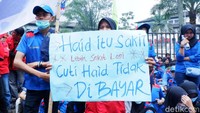 Sejumlah poster dan spanduk tuntutan dibentangkan di depan Gedung Sate, Bandung.