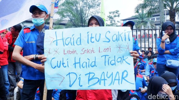 Buruh Demo Tolak RUU Omnibus Law di Gedung Sate