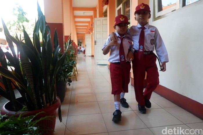 Diinstruksikan Libur, SDN di Banjarnegara Tetap Masuk Instruksi Gubernur Jateng untuk meliburkan sekolah belum berlaku di Banjarnegara. Hari ini Senin (16/3), siswa SD dan SMP masih masuk sekolah seperti biasa.