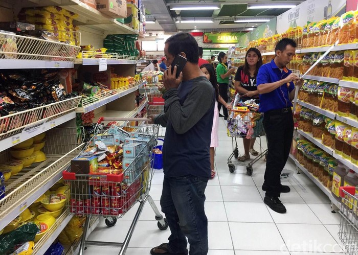 Penampakan Toko Swalayan Diserbu Pembeli Kegiatan belajar-mengajar di wilayah DKI Jakarta diliburkan. Beberapa kantor pun telah menetapkan kebijakan bekerja dari rumah. Langkah ini ditetapkan sebagai antisipasi penyebaran virus corona (covid-19). Di tengah momen 'libur' ini, sejumlah warga Jakarta berbondong-bondong mendatangi toko swalayan untuk berbelanja kebutuhan.
