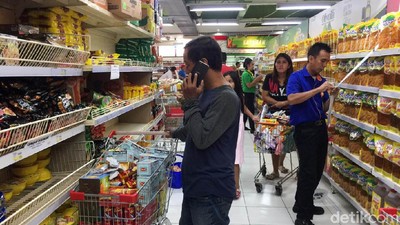 Penampakan Swalayan Diserbu Pembeli