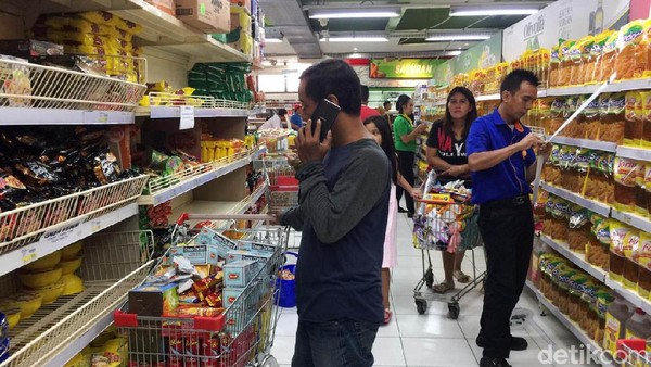 Penampakan Swalayan Diserbu Pembeli