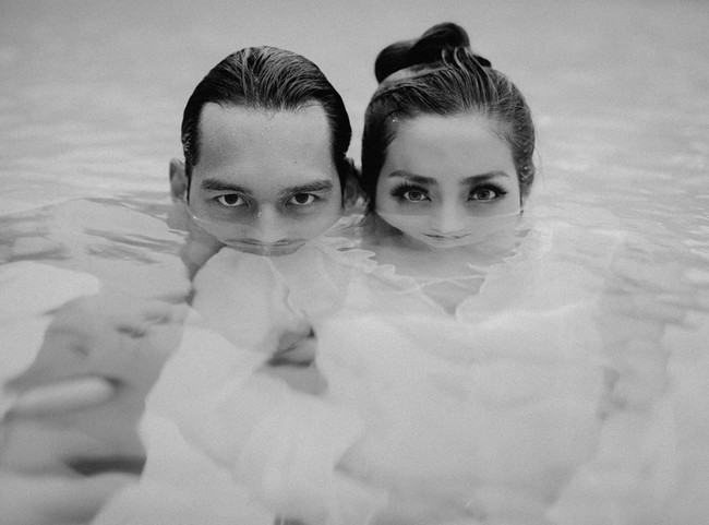 Sebelum mengumumkan secara resmi penundaan pernikahannya, Jessica Iskandar sempat curhat rasa sedihnya karena hari bahagianya kembali mundur. Wedding pertama cancel, masa sekarang cancel juga? 🙈😭, kata Jessica yang pernah menikah dengan pria berkebangsaan Jerman, Ludwig Franz Willibald. Wedding pertama cancel yang dimaksud Jessica adalah pernikahannya dengan Ludwig yang dibatalkan oleh mantan suaminya tersebut. Foto: Instagram @inijedar