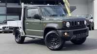 Sebuah dealer di Selandia Baru menjual Suzuki Jimny berwujud pick-up. Mobil pun dijual secara resmi lengkap dengan garansinya. (motor1)