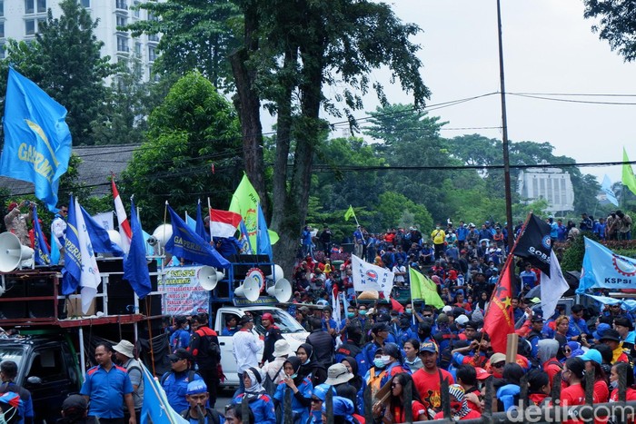 Buruh demo di gedung sate tolak ruu omnibus law