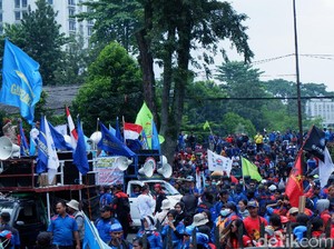 Buruh Demo di Gedung Sate: Kami Takut Corona, Tapi Lebih Takut Omnibus Law