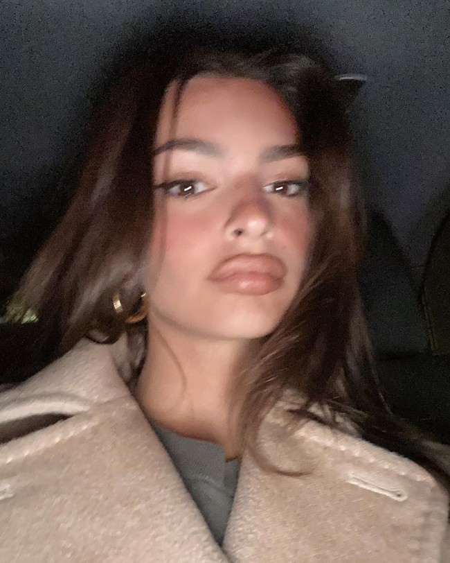 Emily Ratajkowski juga menggunakan media sosial untuk mengampanyekan social distancing. Mengimbau para follower-nya untuk berdiam di rumah selama beberapa minggu ke depan. Hai semuanya. Tolong tinggal saja di rumah untuk dua minggu ke depan kalau kamu bisa melakukan social distance, tulis model yang akrab disapa Emrata ini. Foto: Instagram/@emrata