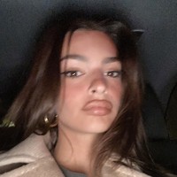 Emily Ratajkowski juga menggunakan media sosial untuk mengampanyekan social distancing. Mengimbau para follower-nya untuk berdiam di rumah selama beberapa minggu ke depan. Hai semuanya. Tolong tinggal saja di rumah untuk dua minggu ke depan kalau kamu bisa melakukan social distance, tulis model yang akrab disapa Emrata ini. Foto: Instagram/@emrata