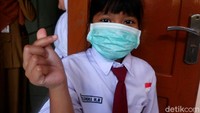 Namun, kini sebagian siswa dan guru terlihat mengenakan masker.