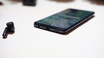 Bagian bawah masih dilengkapi jack audio 3,5 mm, port USB type C dan speaker. Foto: Adi Fida Rahman/detikINET