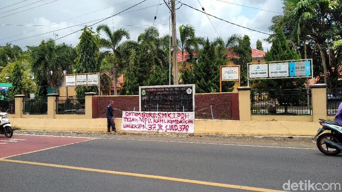 Spanduk utang guru di SMKN Padaherang Pangandaran