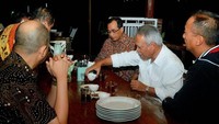 Menhub Budi Karya juga sering makan bareng sambil diskusi dengan menteri-menteri lainnya. Seperti pada momen ini, ia bersama dengan Mensos Agus Gumiwang dan Menteeri PUPR Basuki di sebuah tempat makan. Foto: Instagram @budikaryas