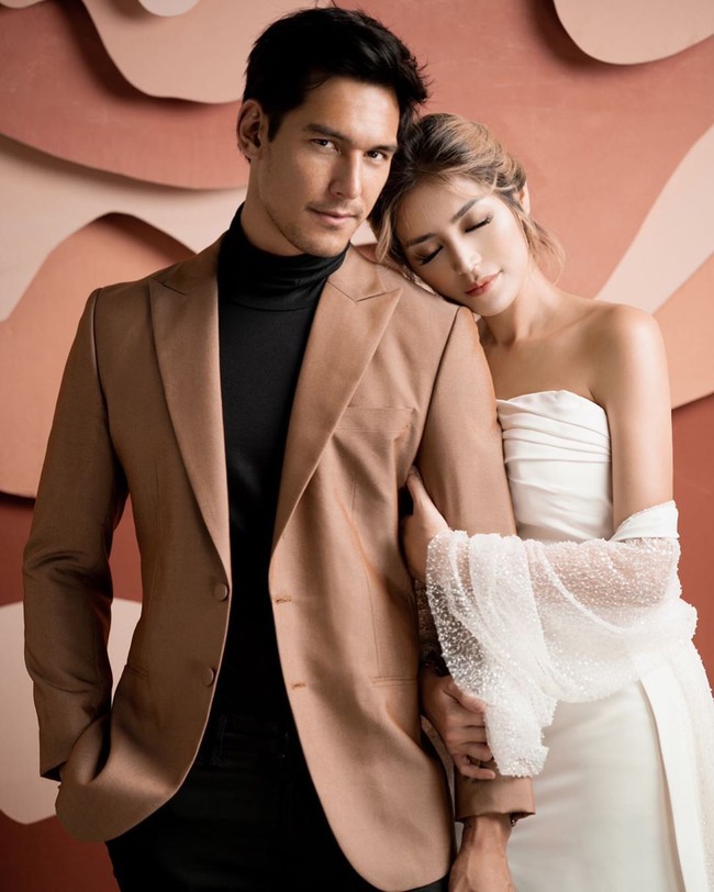 Richard Kyle mengatakan dia dan Jessica tidak ingin membuat orang lain merasa stres karena datang ke pernikahan mereka di saat virus Corona semakin memakan korban di Indonesia. So this is why kita mau postpone wedding kita. Tapi its okay, kita masih semangat kita masih bahagia, ujar Richard. Foto: Instagram @inijedar