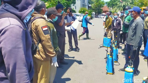 Petugas penyemprot disinfektan cegah corona/