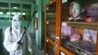 Alat dan sarana pembelajaran juga disemprot.