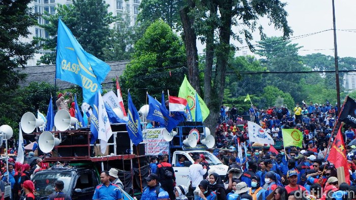 Massa buruh yang tergabung dalam aliansi buruh se-Jawa Barat memadati area depan Gedung Sate Jalan Diponegoro, Senin (16/3/2020). Mereka Berunjukrasa menolak Rancangan Undang-undang (RUU) Omnibus Law Cipta Kerja.