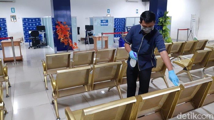 Penyemprota Disinfektan di kantor pelayanan pembuatan SIM Polda Metro