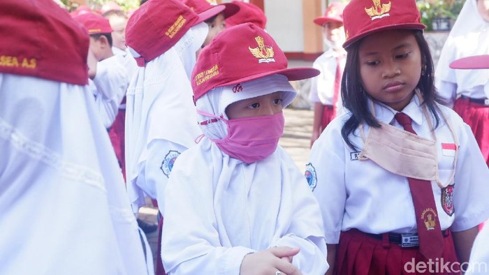 Para siswa SD-SMP di Banjarnegera tetap masuk sekolah, Senin (16/3/2020)