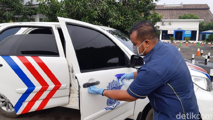 Penyemprota Disinfektan di kantor pelayanan pembuatan SIM Polda Metro