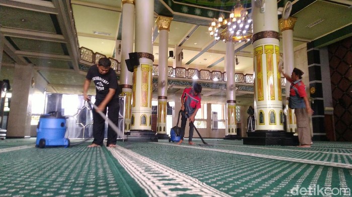 Masjid di Ciamis dibersihkan cegah corona