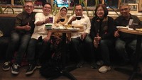 Momen reuni itu juga terlihat pada foto ini. Kali ini ia memilih berkumpul sambil menikmati kopi dengan camilan di sebuah kafe. angen kangenan dengan teman sesama alumni Arsitek Universitas Gajah Mada (UGM), tulisnya. Foto: Instagram @budikaryas