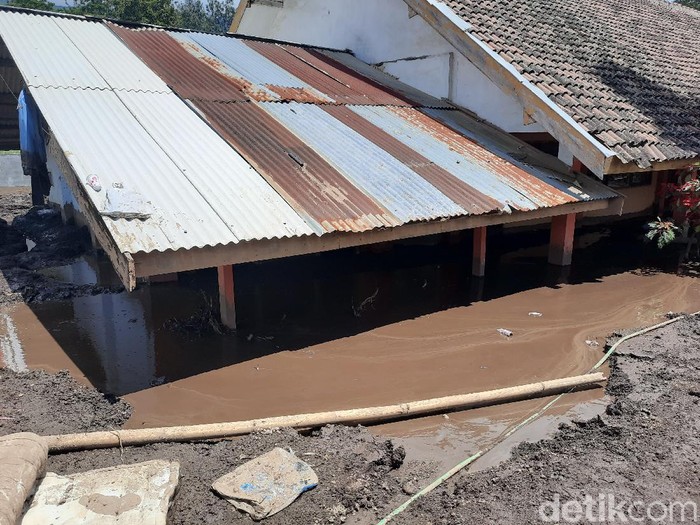 Banjir bandang yang menerjang kawasan Ijen merusak sejumlah fasilitas umum. Salah satunya sebuah SD yang mengalami kerusakan parah.