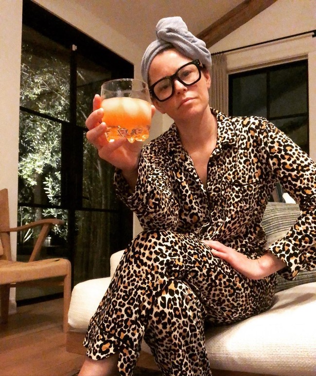 Social distance adalah jarak sosial. Artinya, seseorang menjaga kedekatan fisik dengan orang lain demi meminimalisir penyebaran virus. Seperti Elizabeth Banks yang memilih berdiam di rumah sambil santai memakai piyama dan merawat wajah serta rambutnya. Foto: Instagram