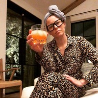 Social distance adalah jarak sosial. Artinya, seseorang menjaga kedekatan fisik dengan orang lain demi meminimalisir penyebaran virus. Seperti Elizabeth Banks yang memilih berdiam di rumah sambil santai memakai piyama dan merawat wajah serta rambutnya. Foto: Instagram