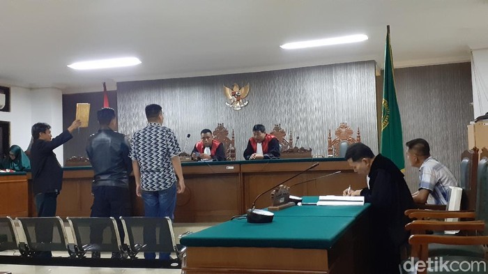 Eks Kasat Brimob Polda Sulsel jadi saksi kasus penipuan mantan bawahannya (MN Abdurrahman/detikcom)