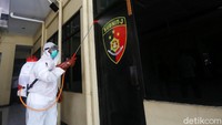 Pintu hingga kaca pun disemprot disinfektan.