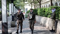 Anggota Satpol PP Wanita mengelilingi Taman Alun-alun dan memberikan imbauan menggunakan pengeras suara agar warga tidak mengunjungi taman alun-alun sampai dua pekan kedepan.
